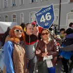 Uczeń i dwie nauczycielki z tarczą naszej szkoły.