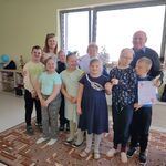 Grupa uczniów pozuje do zdjęcia z zaproszonymi gośćmi.