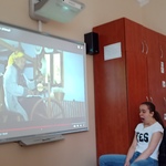 Uczniowie oglądają film o lnie.