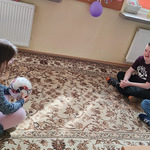 Uczniowie na dywanie grają w grę- kolory.