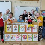 Grupa uczniów biorąca udział a apelu pozuje do wspólnego zdjęcia.