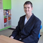 Uczeń siedzi przy stoliku