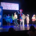Grupa artystów występuje na scenie