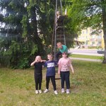 Grupa uczniów stoi przed rzeźbą Teatru Lalek