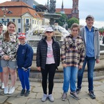 Uczniowie pozują do zdjęcia na tle fontanny.