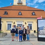 Grupa uczniów stoi na tle wejścia do muzeum.