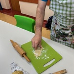 Uczeń formuje ciasteczka.