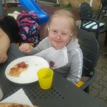 Dziewczynka je pizzę.