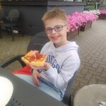 Chłopiec je pizzę