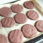 Na blaszce leżą upieczone ciastka.