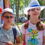 Dwie uczestniczki imprezy stoją obok czerwonych balonów.