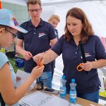 Uczennice oglądają stoiska.