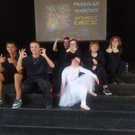 Grupka uczniów pozuje pod napisem Przegląd taneczny 