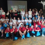 Grupa uczestników przeglądu pozuje do zdjęcia.