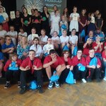 Grupa uczestników przeglądu pozuje do zdjęcia.