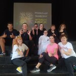 Grupa uczniów i nauczycielki pozują do zdjęcia.