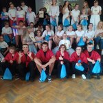 Grupa uczestników pozuje do zdjęcia.