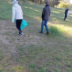 Uczniowie idą w stronę drzew,