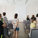 Grupa uczniów zwiedza salę konferencyjną w hotelu.
