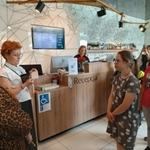 Uczniowie stoją przed recepcją i słuchają Pani dyrektor hotelu.
