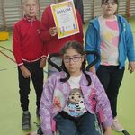 Uczniowie klasy 3A z dyplomem za udział w happeningu.