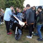 Grupa uczniów ogląda motor.