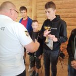 Drużyna z naszej szkoły odbiera puchar z rąk organizatora turnieju.