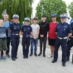 Nauczyciel i uczniowie z naszej szkoły oraz grupa policjantów.