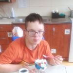 Uczeń je lody.