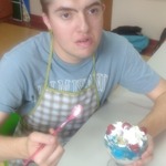 Uczeń je lody.