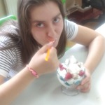 Uczennica je lody.