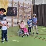 Nauczycielka i czwórka uczniów w trakcie występu.