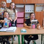Grupa uczniów z upominkami.