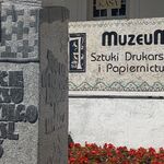 Zdjęcie zrobione [przed wejściem do Muzeum Sztuki Drukarskiej i Papiernictwa.