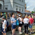 Społeczność szkolna w trakcie wycieczki do Supraśla.