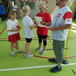 nauczycielka wręcza dyplom uczennicom za udział w imprezie.