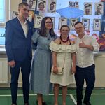 Nauczycielka z trójką absolwentów.