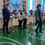 Grupa uczniów w trakcie występu.