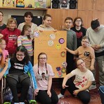 Wspólne zdjęcie nauczycieli i uczniów biorących udział w półkoloniach.