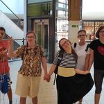 Grupa uczniów pozuje do wspólnego zdjęcia.