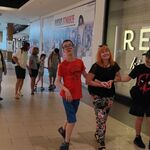Grupa kolonistów podczas spaceru przez galerię.