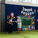 Pani Dyrektor gratuluje nauczycielce i uczennicy otrzymania wyróżnienia.