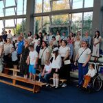 Społeczność szkolna w trakcie śpiewania hymnu państwowego.