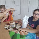 Uczniowie przesypują fasolę.