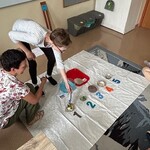 Uczennica dopasowuje trzymający w ręku element do odpowiedniego zbioru.