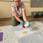 Nauczycielka przesiewa przez sitko sproszkowaną kredę.