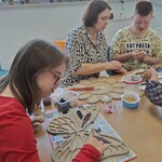 Uczniowie i nauczycielka przy pracy warsztatowej.
