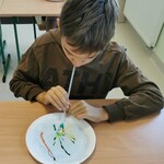 Uczeń podczas wykonywania pracy plastycznej.