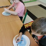 Uczniowie podczas wykonywania pracy plastycznej.