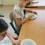 Uczniowie podczas wykonywania pracy plastycznej.